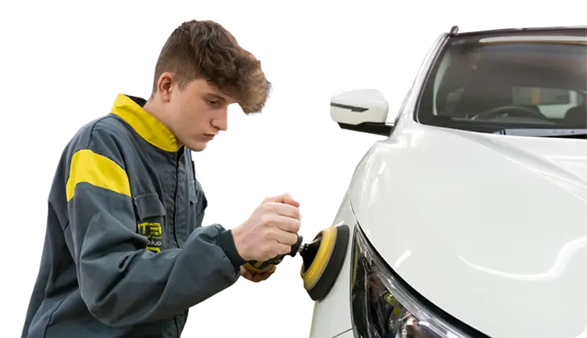 Puliendo vehiculo blanco en talleres ETG