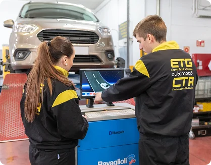 Revisando el vehiculo con el ordenador